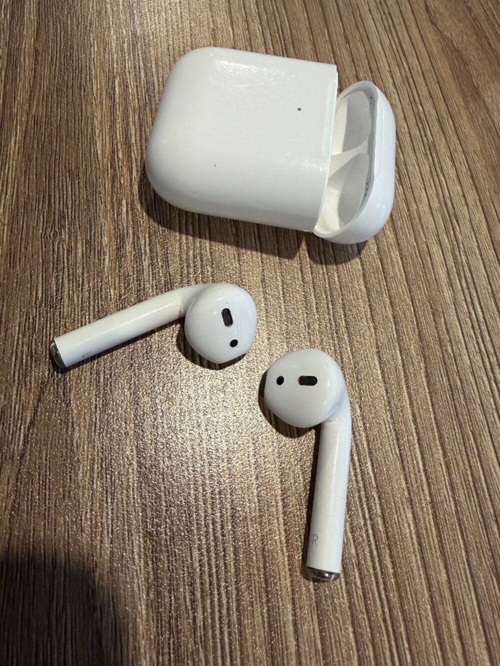 Apple Airpods 2nd Generation With Earbuds and Charging Box